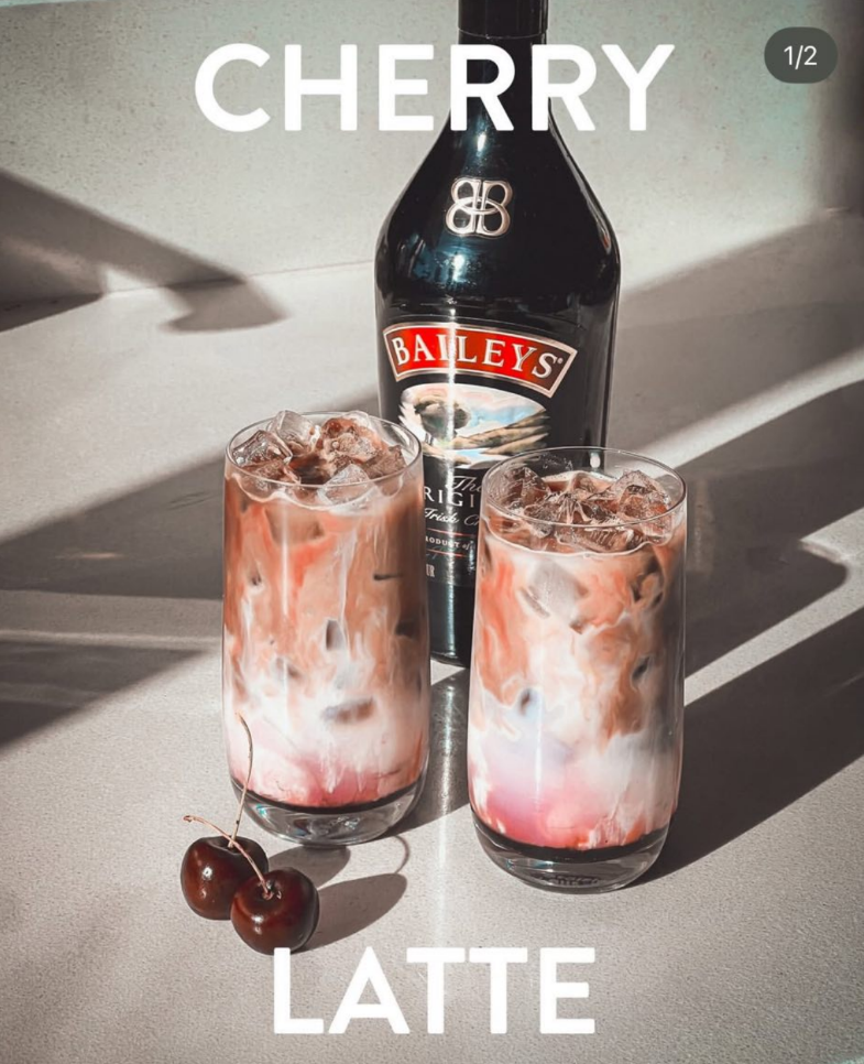 Baileys выпустили рецепт вишнёвого латте с виски — сохраняем на выходные