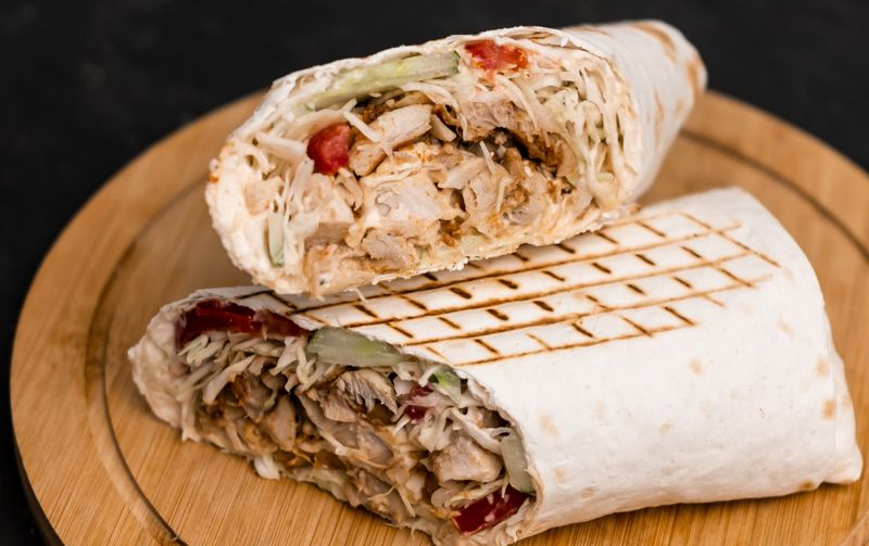 Школьники в Челябинске попали в реанимацию после шаурмы с "особым соусом"