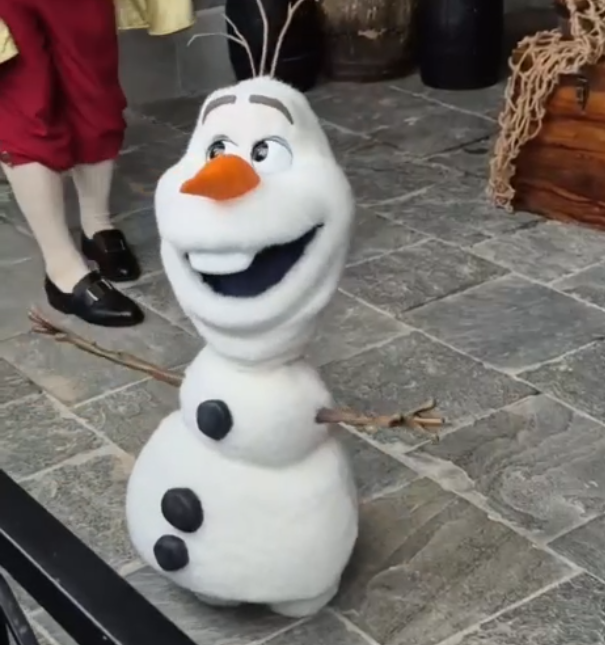 Робот-Олаф из «Холодного сердца» ожил в парижском «Диснейленде» и заговорил с гостями